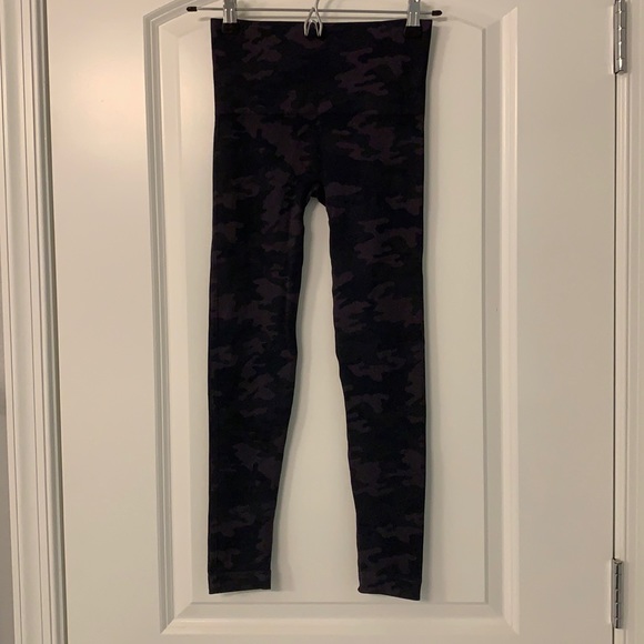 New SPANX Look at me Now Camo Leggings Cropped XS - Picture 2 of 7